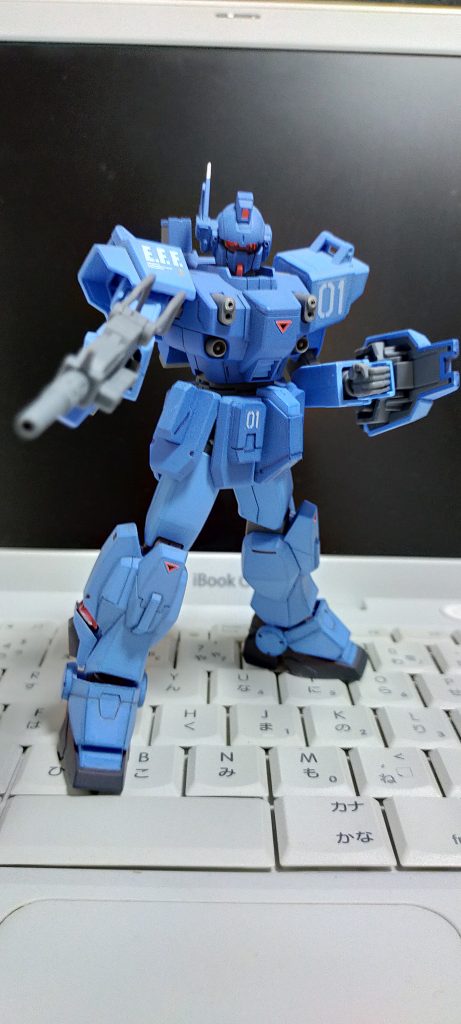 陸戦型の武骨な感じがイイですよね。ここまで来て、普通のガンダムを作ってない事に気づきました。ま、そのうちやろうと思います。