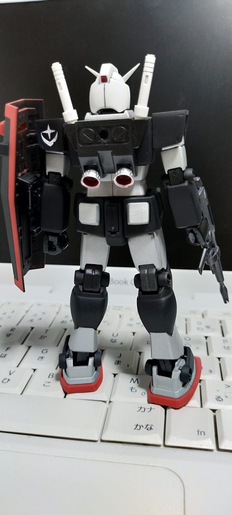 マスキングしてシルバー吹いて、適当にデカール貼りました。バーニアだけ社外品。バックパックとビームライフル、関節はガンメタルで筆塗り。