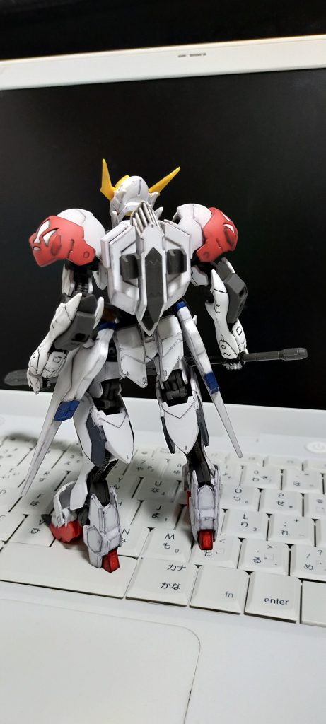 リアルタッチマーカーと踵や足の爪など部分塗装にツヤ消しトップコート。手の爪をシルバーのペンでチョイ塗り。武器はガンメタで筆塗り。表から見ての踵がガラ空きだったので、プラ板で塞ぎました。塗るの忘れましたが、あんまり目立たないのでそのまま放置。