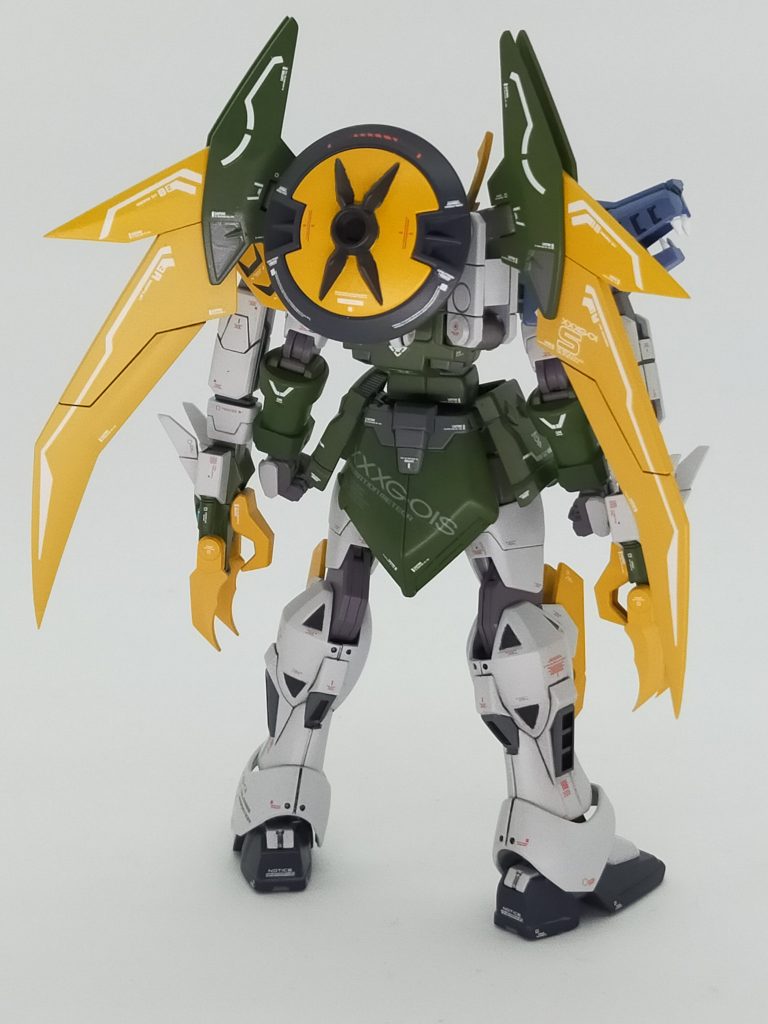 特徴的な羽は、２色で塗り分けましたが写真ではほぼ分かりません(汗)デカールはHGダブルオークアンタ、MGシェンロンガンダムをメインに使いました。