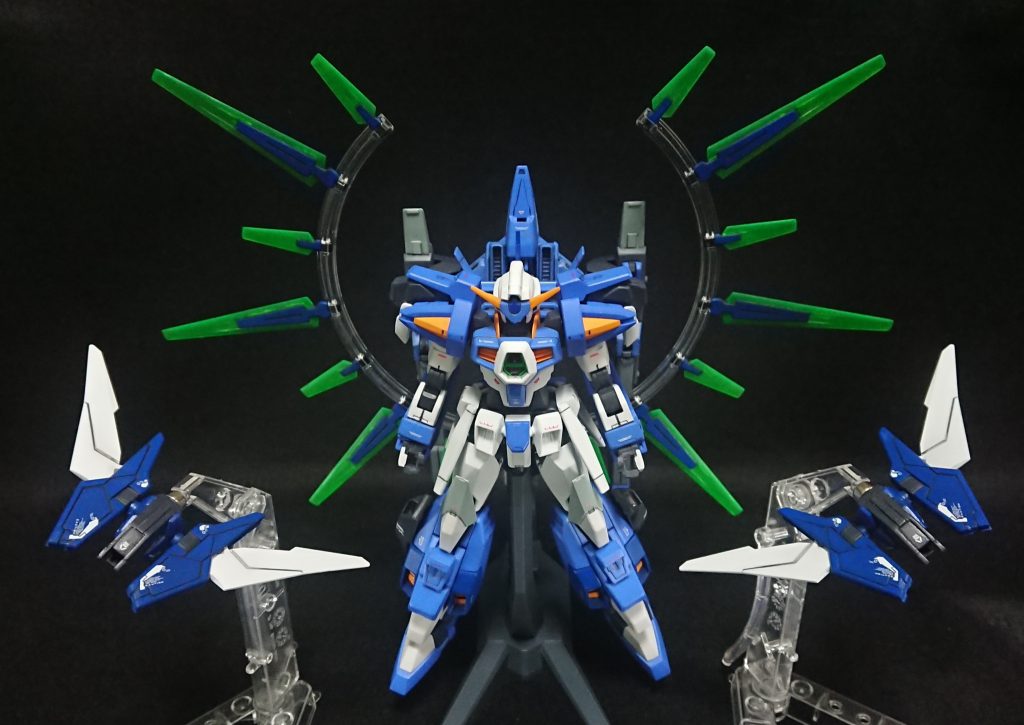 CファンネルもFXと同数（大6、小8）を全身に装備。展開すれば攻撃にも防御にも使える万能な武装である。