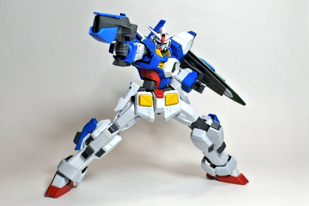 武装はシグマシスライフルD、高出力ビームサーベル、レイザーシールド