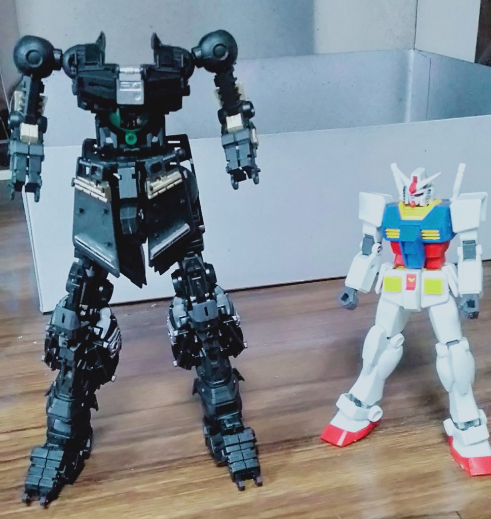 結果はタミヤスプレーのNATOブラックとジャーマングレー挿し色にメタリック系を　(チタンゴールドとクロームシルバーとメタリックグレイ)