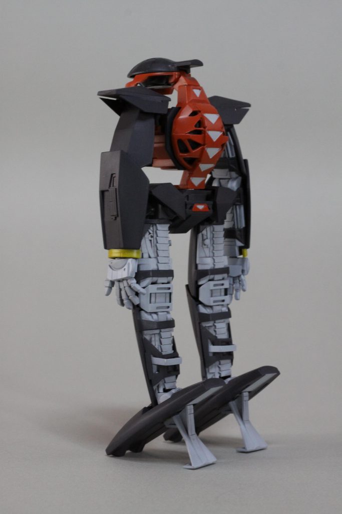 背中は穴を開けて、適当に部品を詰めています。