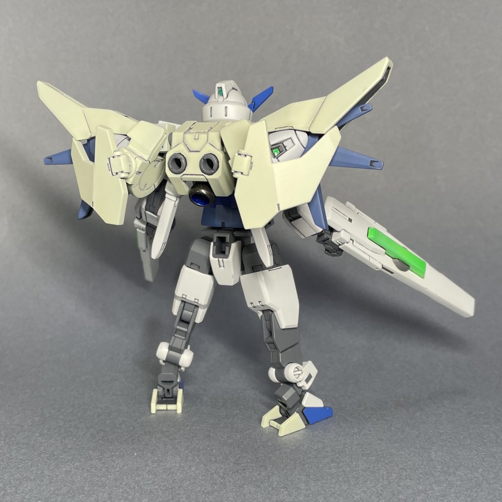 GNアーチャーのライフル装備　うしろから　実は、標準装備のライフルやシールドより先にこちらを作りました。標準装備の方がシンプルで似合うので、普段は通常装備にGNドライヴを付けて飾っています。