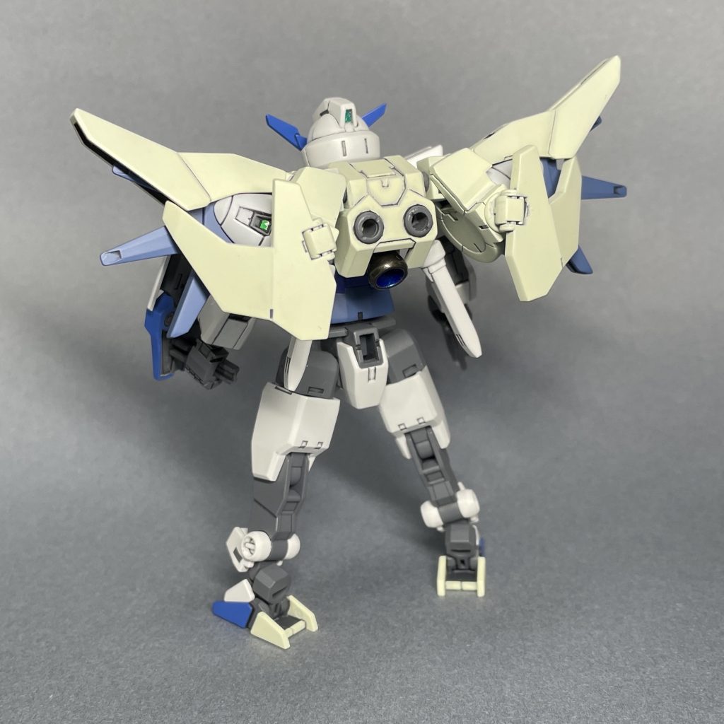 うしろから　以前製作した 1/144 コアガンダム（ダブルオースカイメビウスカラー）の武装として、専用ライフル、シールド、GNドライヴを塗装しました。　GNドライヴは、コアガンダムのバックパック接続パーツに直接つないだだけです。他の接続方法を検討してみたものの、直結させるのがいちばんコンパクトでしっくりきました。