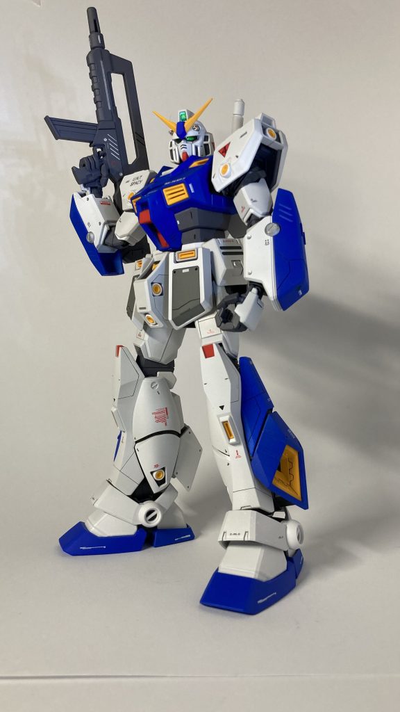 ビームライフルを携えてビームライフルもメカサフのヘヴィで塗装しています。メカサフの上から部分塗装や墨入れをしてしまったため拭き取り切れずに滲んでしまった部分があります…。面倒くさがらずに光沢クリアを拭いてから塗るべきでしたね、反省。。。