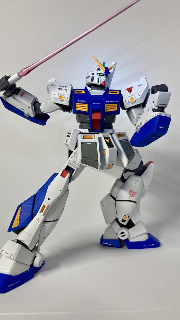 ビームサーベルでのパケ絵再現パケ絵再現と言いながら本家は左腕のガトリングが展開していることに気づきました。ガンプラは制作も難しいですが、何よりポージングと撮影が一番難しいような気がしますね。なかなかカッコいいポージングが取らせてあげられない…。