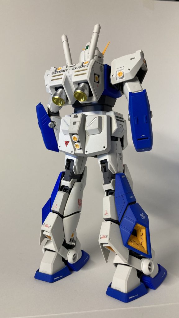 リアビューメインスラスターをメタルパーツに換装しています。関節部位や腰回りのグレーはすべてメカサフのヘヴィで塗装しました。
