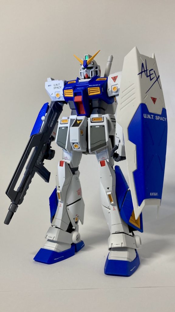 フロントビューやはりアレックスの特徴と言えばシールドのデカマーキングと独特な形状のビームライフルは印象強いと思います。デカールは付属のデカールではなく、全て別売りの水転写デカールを使用しました。