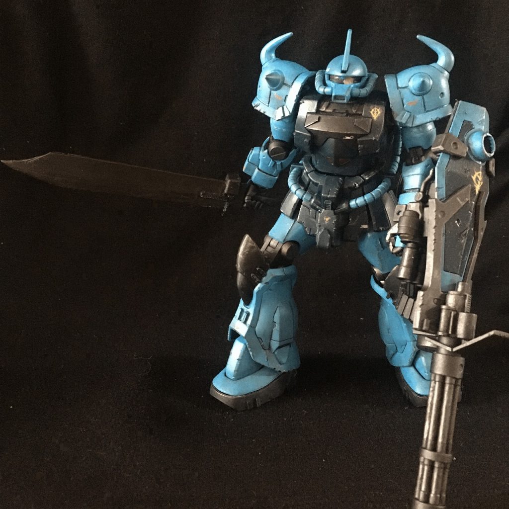 グフカス本体です。スジボリとプラ板の情報量の追加を行ってます。