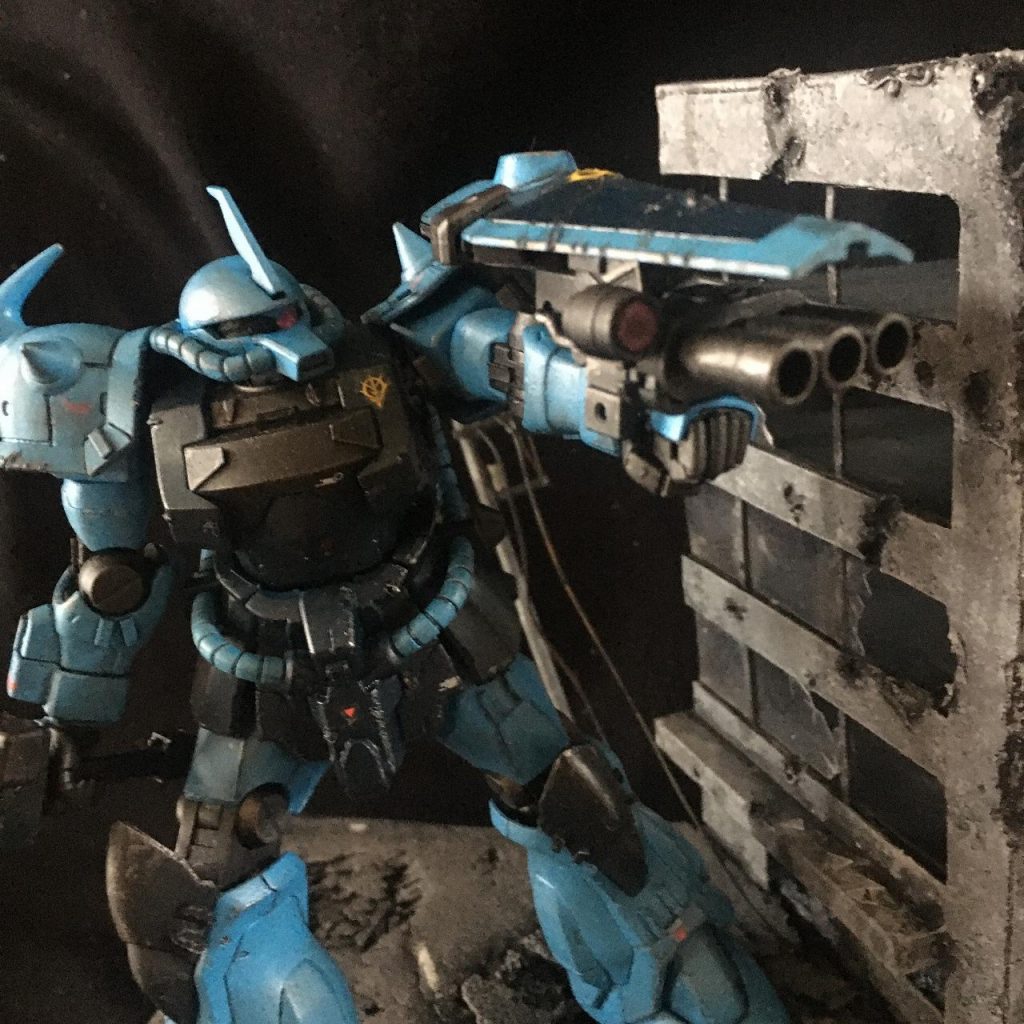 もう多分二度とさせないポーズ。ガトリングシールドの脱着がめんどくさいし塗装ハゲが怖い…。