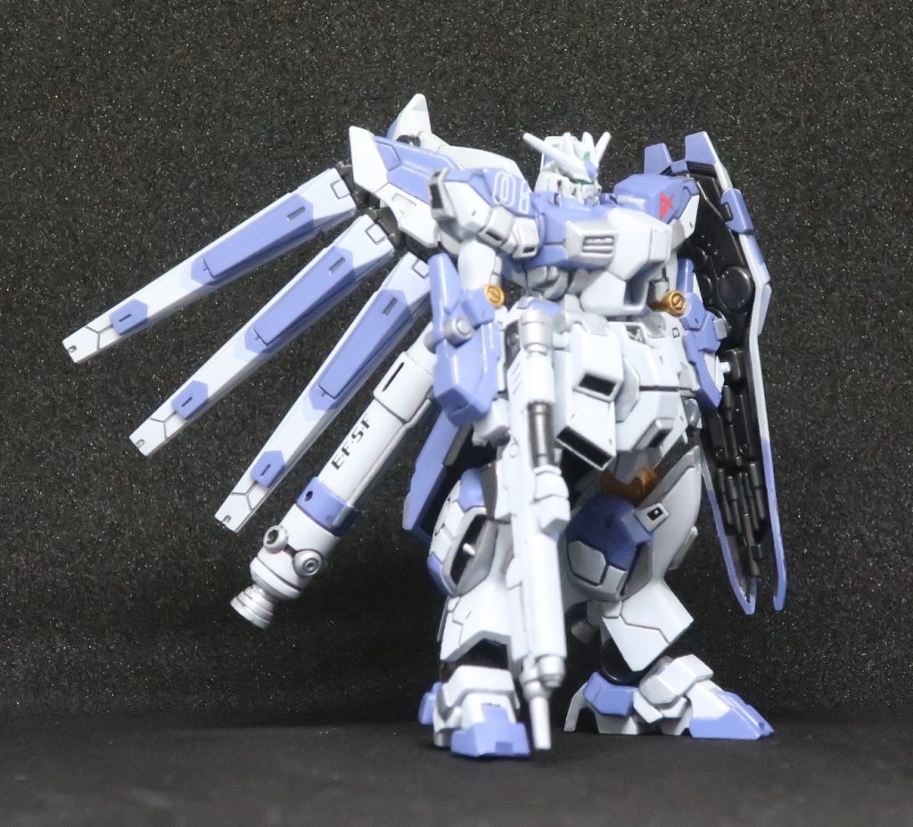 左肩は本来ユニコーンマークのデカールが正しいようですが、サイズが合わなかったので普通のνガンダム用のマークで代用しました。右肩の「01」はちょっとはみ出す大きさでしたが何とか貼れたのでそのままにしました。