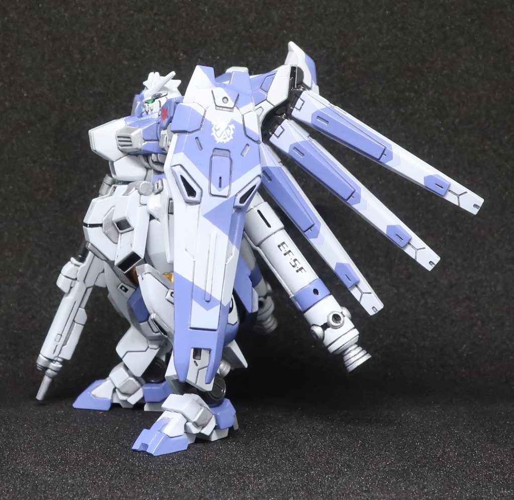 肩、盾、プロペラントタンクにHG用のガンダムデカールを貼りました。当初貼るつもりはなかったんですが、店に行ったら偶然売ってたので・・・普通のガンプラに貼ったことないので今回が初デカールです。