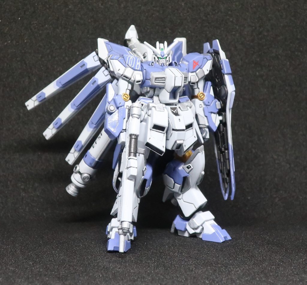 ツインアイは正直小さすぎてモールドがあるのかどうか見えず、奥まっているので塗装は無理と判断し、ガンプラのシールの余白を適当に切って貼りました。