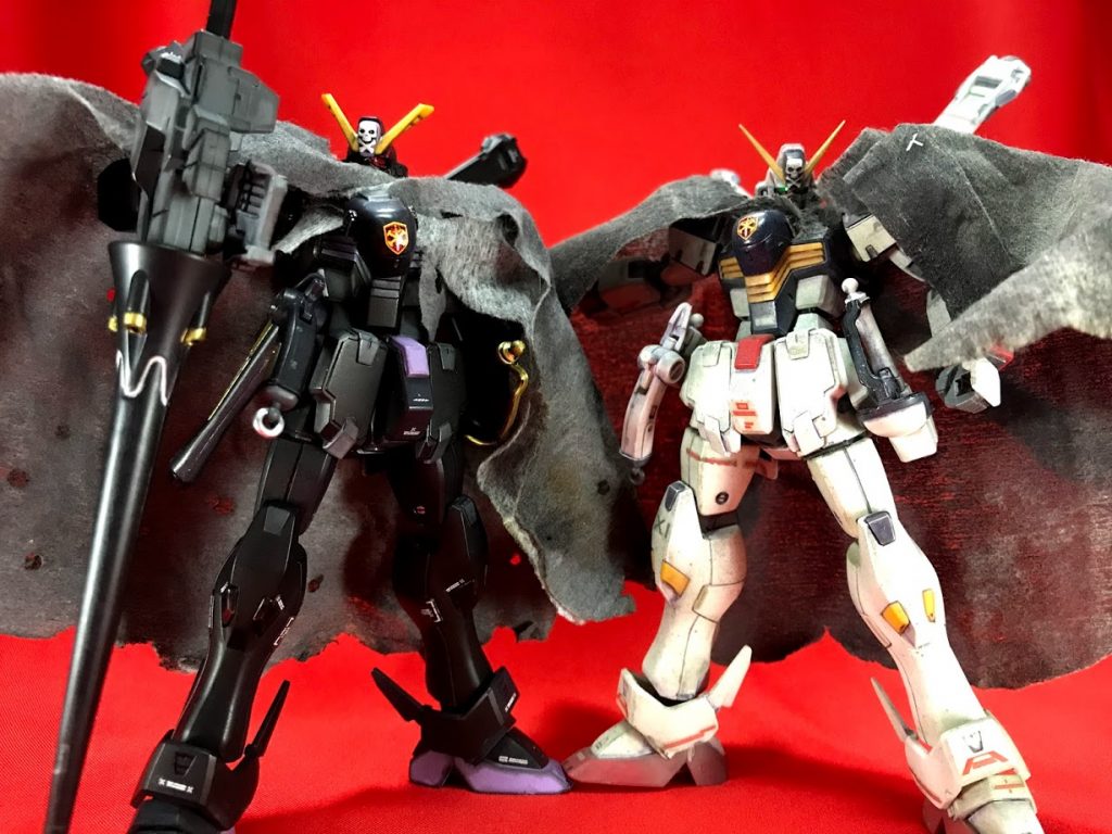 以前(5~6年前)作ったX1とのツーショットです^^ っというワケでクロスボーンガンダムX2でした!ショットランサーの迫力や黒いカラーリングがとてもカッコいいキットで大満足でした! そして、無い脳みそで一生懸命考えてABCマントを改良してみたり、ビームシールドのぼんやりビーム表現にチャレンジしてみたり、ネイル用品を使用してみたりと様々な事を取り入れてみましたが、結果としてX1の時よりも自分で納得いくものが作る事が出来て良かったなと思っています^^ X1の時は適当にあったデカールを使用した・・っというかまだデカールも貼り初めた頃だったのでこだわりもあまり無かったんですが、今回はデカールも「サナリィ製だったらこれを使おう」っとか自分なりにルールを決めて貼ったりしました。なので制作途中のX3もこれに合わせたコーションデカールなどを貼って統一感を出してみようと試みています。そして、いずれはX1ももう一回作ってみようと思います^^クロスボーンはそれぞれが特徴的なので作っていて飽きないですね! では最後までご覧頂き、ありがとうございました^^