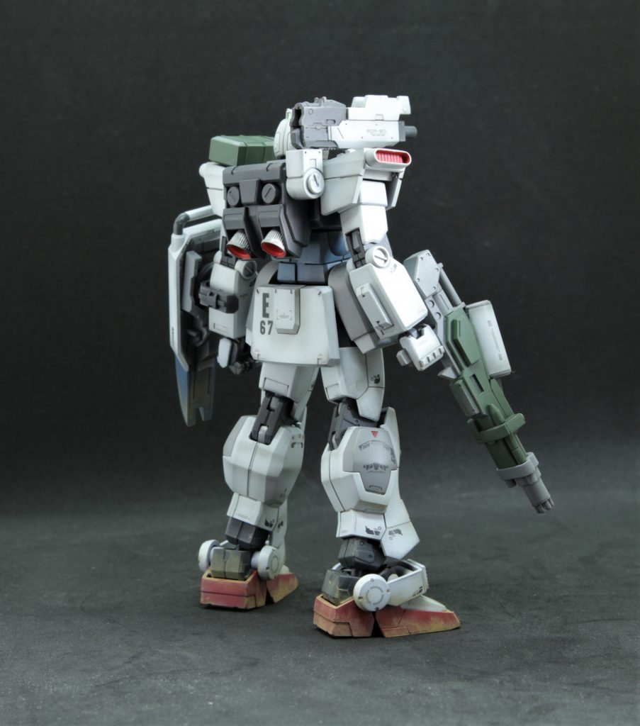 背面から。体は陸ガンのものですが背中側の造形が同じなので陸ジムのバックパックも奇麗にはまります。両腰のスラスターはEz-ARMSより。