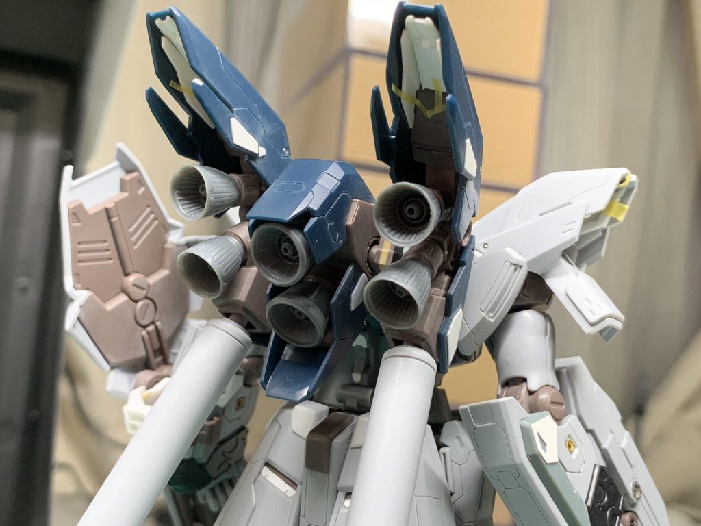 塗装前の様子、背面です。キットの良さのお陰で形状の変更は殆どなしです。塗装しないと透けちゃうほどシャープなメインスラスターが良いです。