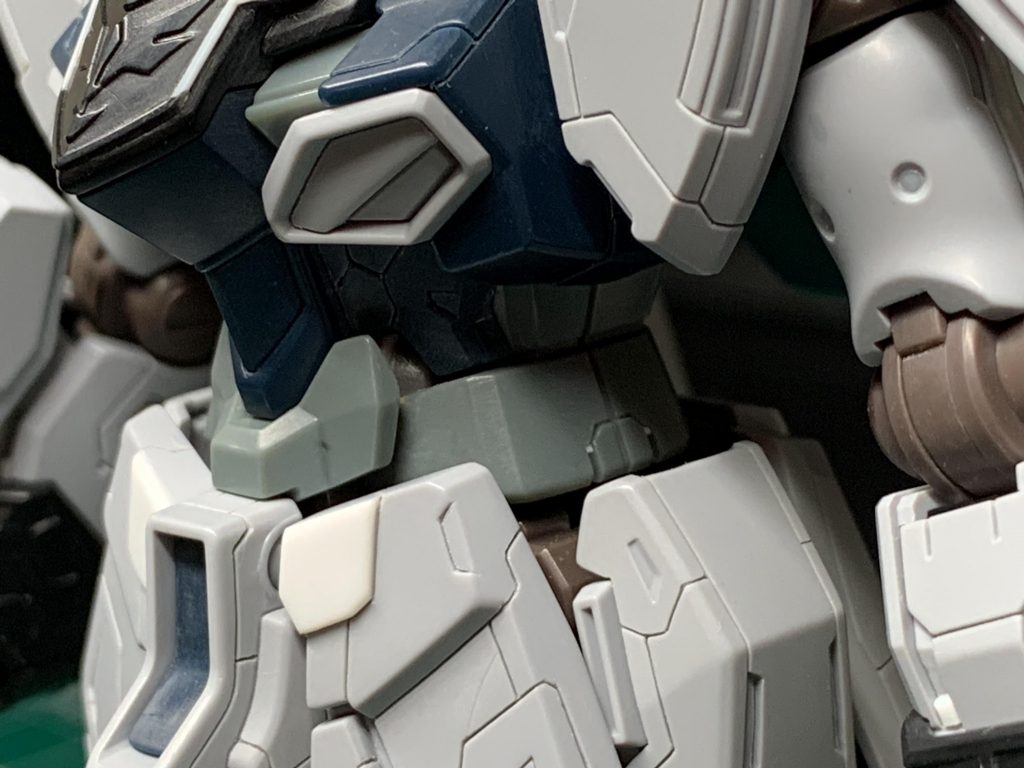 一回切り離して、ちょっとずらして組み込みます。スジボリ失敗してます...お恥ずかしい。