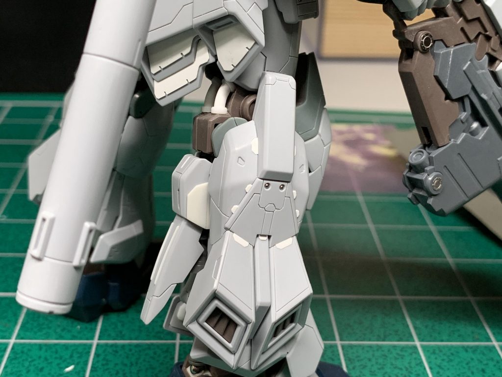 腰から足に掛けて。あちこちわざとらしく切り欠いちゃったりして。膝下のスラスターは内側も作ったんですが、投稿写真には載せられず...