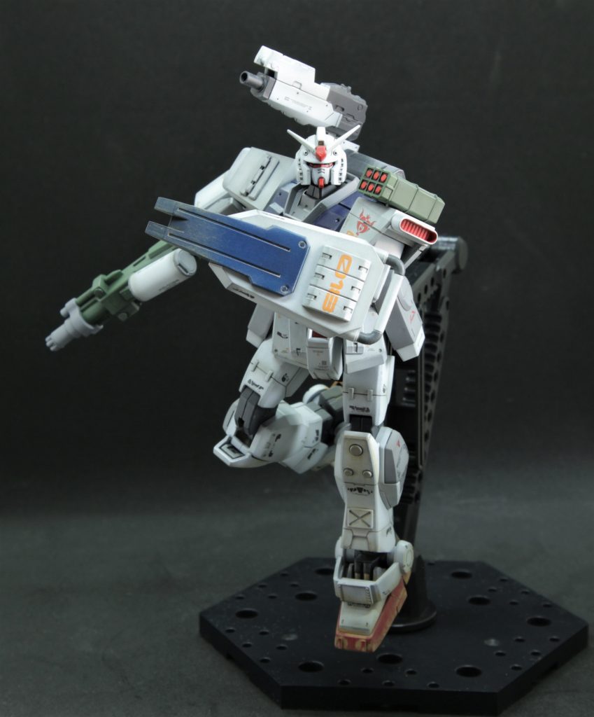 バックパックと脚は陸ジム、肩から先はジムⅡ、頭部は局地型ガンダムを使用しています。ふくらはぎ内部やビームサーベルも塗装だけはしてありますが、塗膜が心配なので取り出すことは多分ありません。