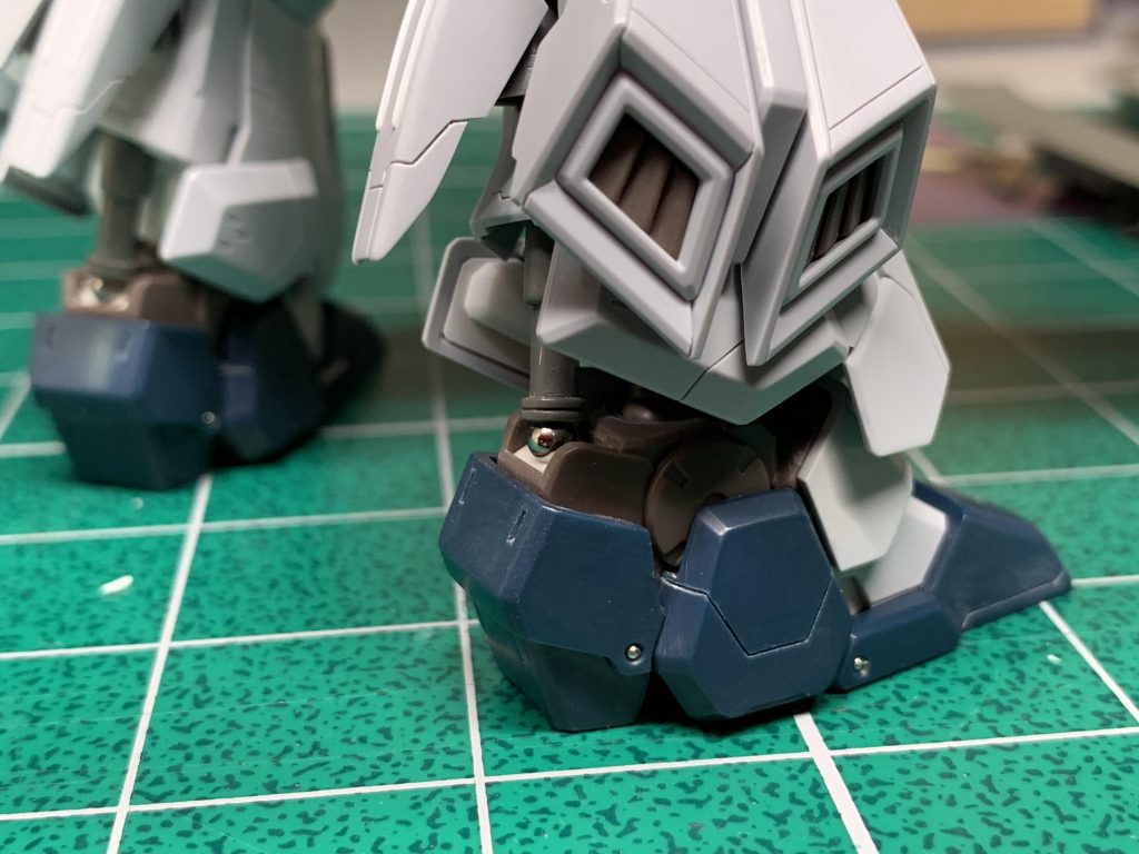 このキットの数少ない手抜きポイントであるアキレス腱。適当にでっち上げて、MGのようなシリンダーを追加。足首が二重関節かつボールジョイントなので、動きに追従できるようにするのは少し工夫が要ります。足首をどう動かしてもシリンダーは破綻せずに伸縮しながら動きます。