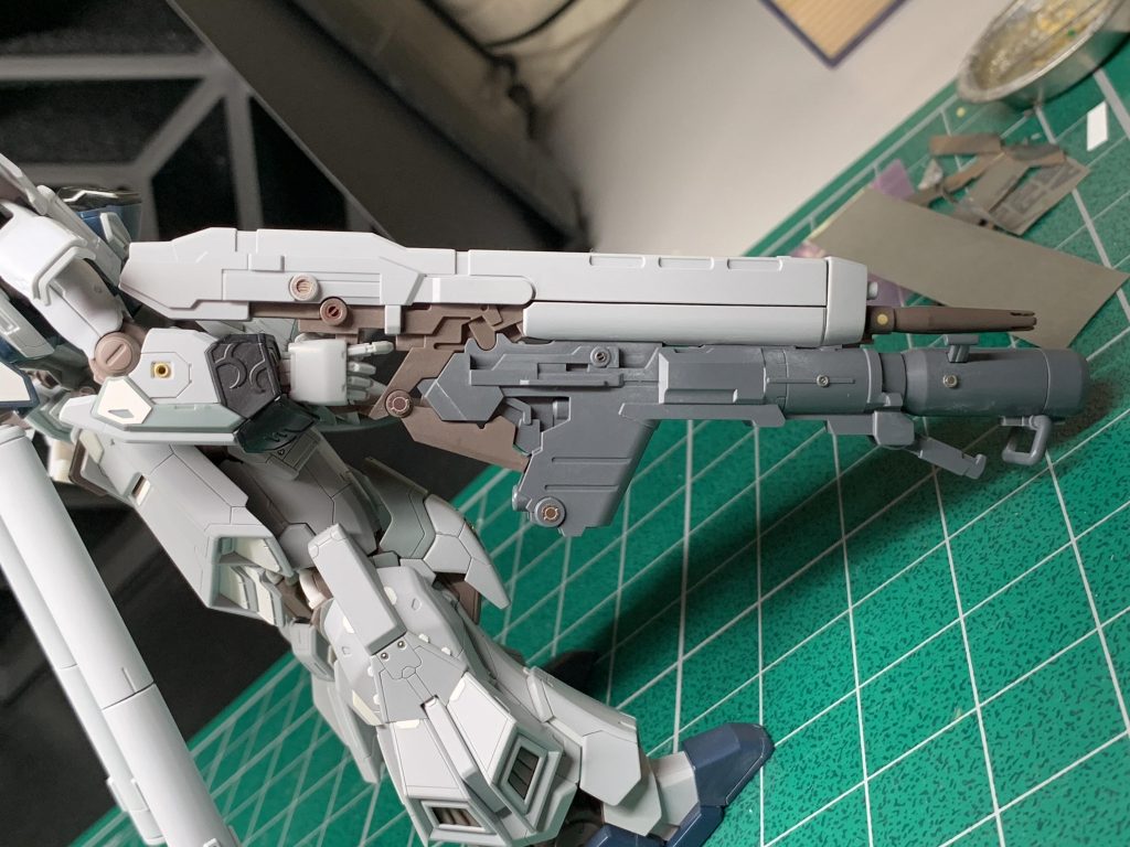 大迫力のビームライフルとロケットバズーカです。変なところに合わせ目があるので後ハメ加工が大変でしたが、ネオジムなども使いライフルの外装は脱着可能にしました。塗装を楽にするためなので外す事はありませんけど。バズーカの脱着もネオジム化。擦って傷つけたくないですからね。