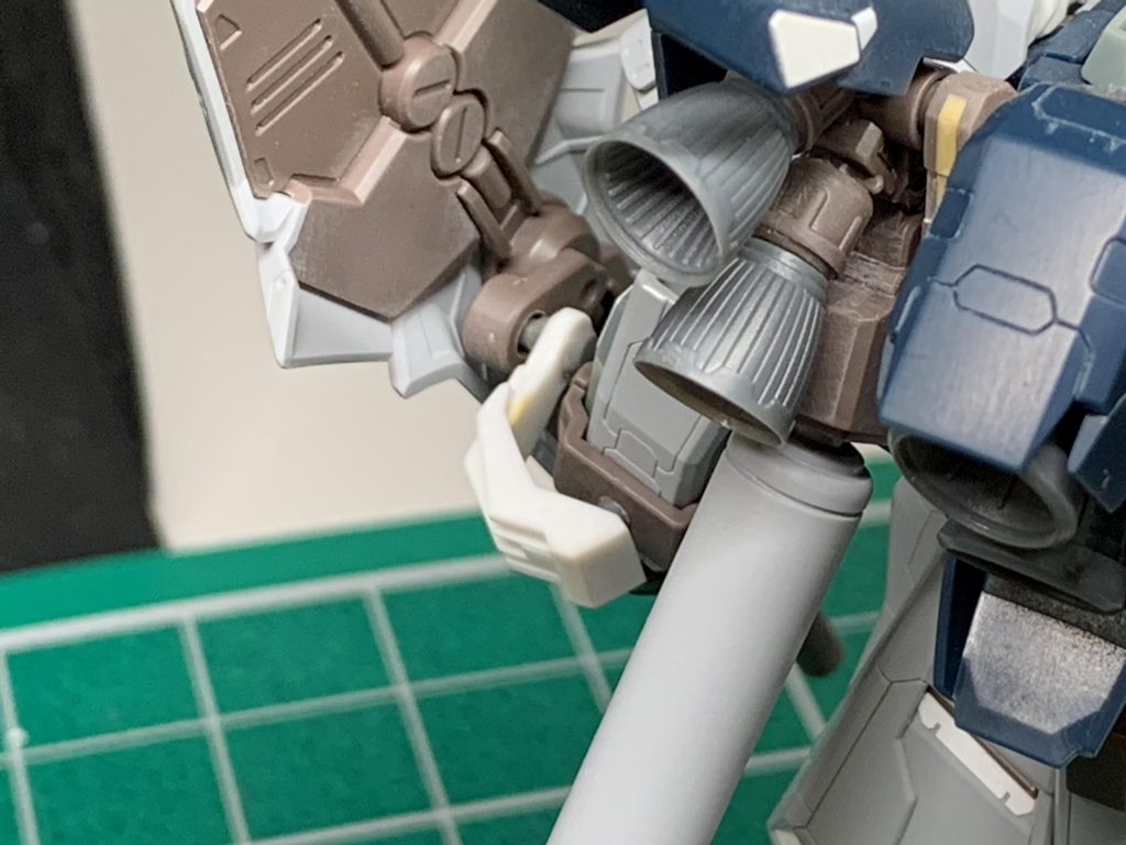 シールドの接続です。肘裏へ直接接続すると動きがかなり制限されますので、設定とは異なりますがユニコーンのような接続に変更。二重にボールジョイントを噛ませてるので、稼働はかなり柔軟です。肘への接続はネオジムです。完全に埋め込んでしまってあるので、ネオジムはみえませんけど...