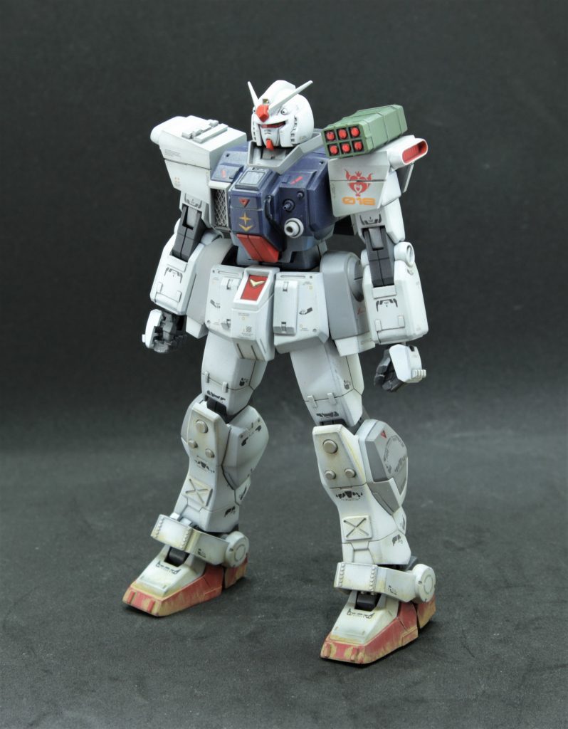 武装解除。肩のマイクロミサイルポッドは接着したため取り外せません。