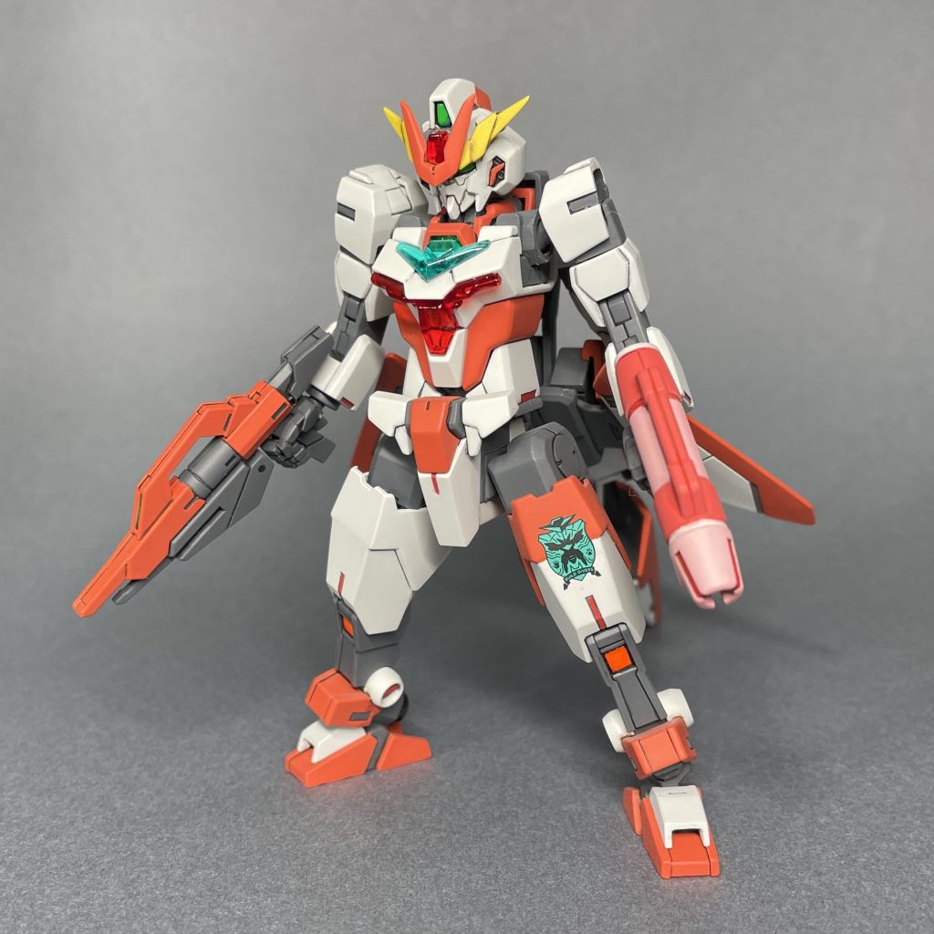 妄想設定のコアガンダム2ヒナタ機です。　弓を持たせる際にコアガンダム2の肩が邪魔で充分な可動域が得られなかったため、肩を切り詰めてコンパクトにしました。それに合わせ、足首の白いアーマーも切り詰めています。　コアガンダム２の顔はゼータガンダムに近い印象を受けたので、そちらに寄せました。アンテナは、ユーラヴェンガンダムのものを整形して用いています。