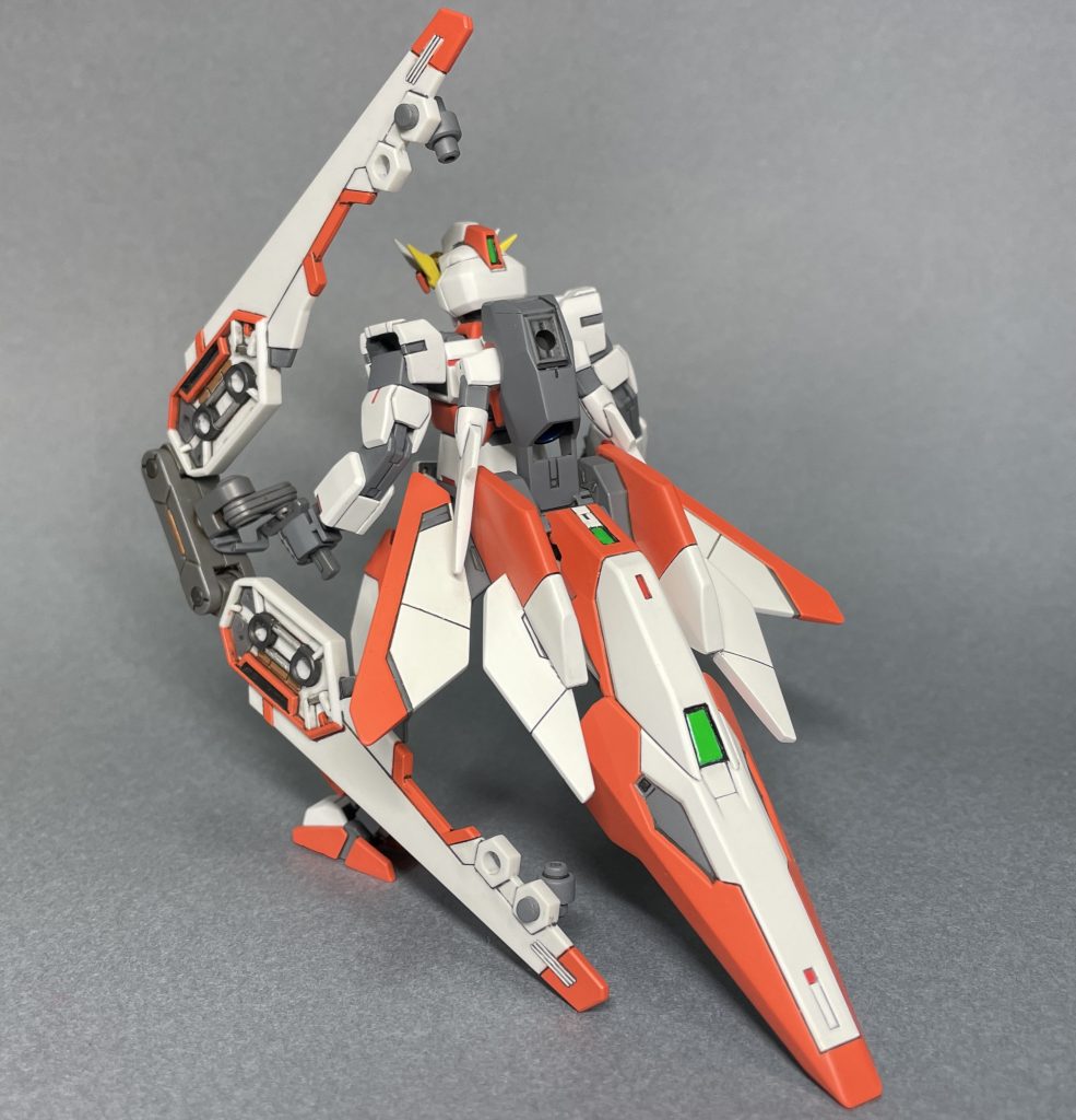 うしろ妄想設定のコアガンダム2ヒナタ機に、以前製作したヒナタ専用弓状装備を付けてみました。弓の白い部分は成型色を生かしていますが、それ以外は全塗装しています。