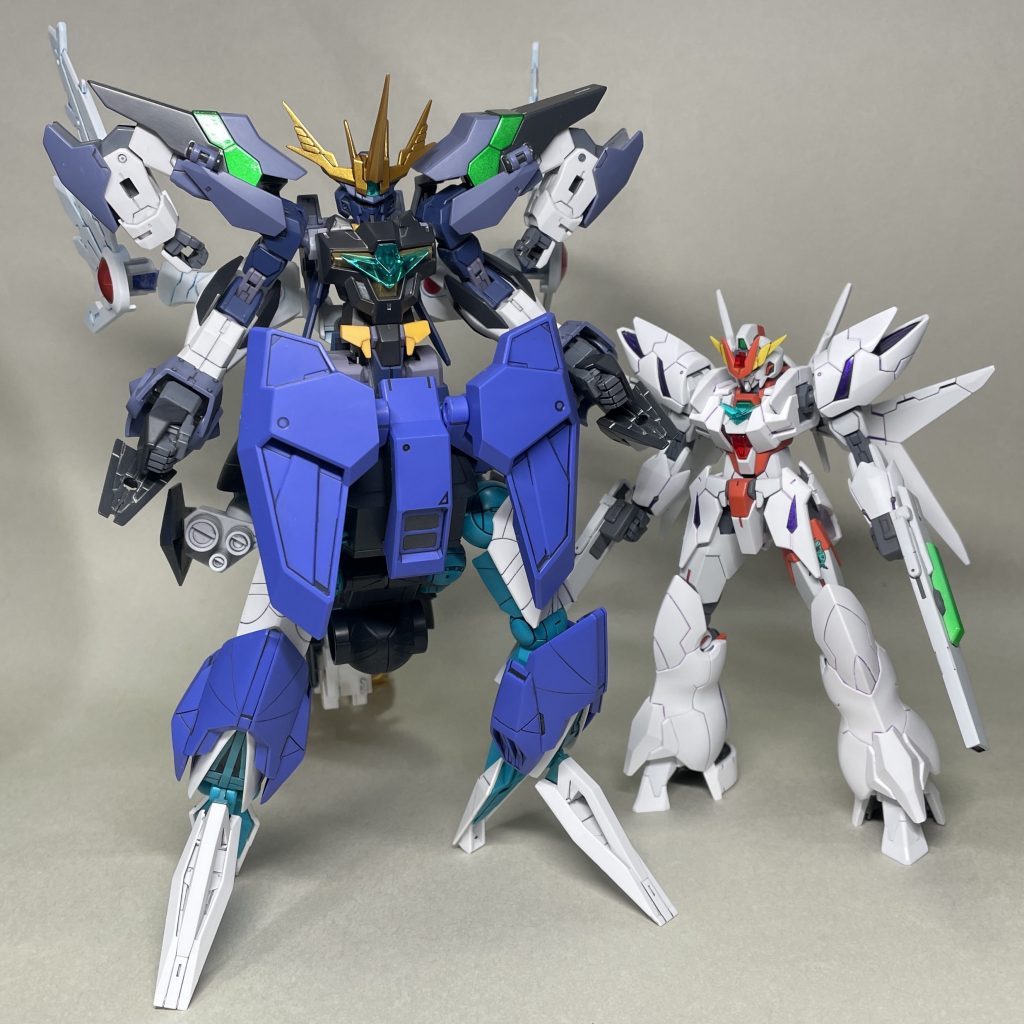 コアガンダム2ティターンズカラーと合体させたリライジングガンダムと並べてみました。ぱっと見では、どちらが敵か味方か分かりません。私にも分かりません (^_^;)
