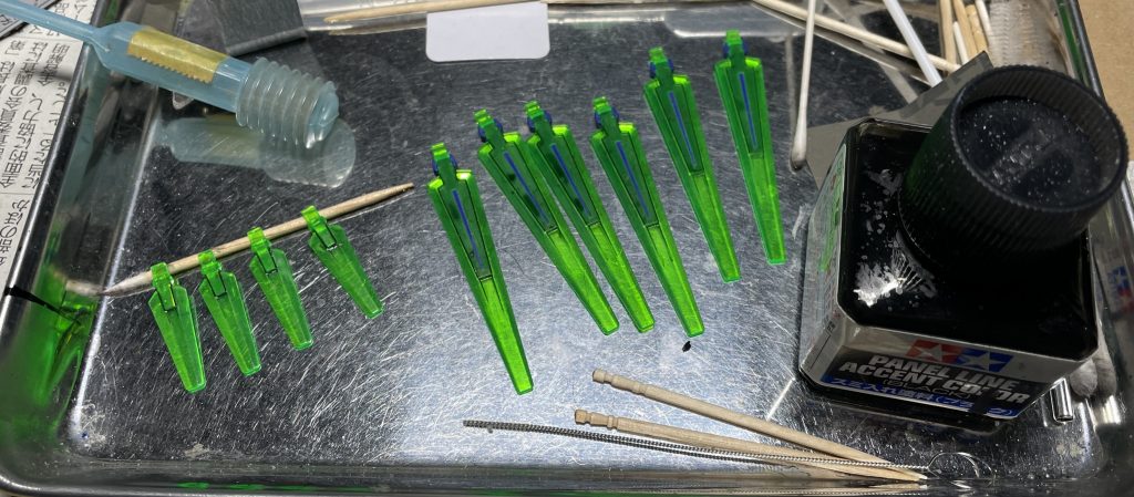 Cファンネルは、塗り分けの境界をタガネで掘り込み、スミ入れをして塗り分けラインが分かりやすいようにしてから、クリアのままにする部分をマスキングテープなどで覆ってエアブラシ塗装しました。 その後、マスキングテープをはがし、塗装のはみ出た部分をデザインナイフで削ったりリタッチしてからもう一度スミ入れし、Cファンネル全体をクリアコート。 それから、ファンネル基部と本体のツヤを合わせるため、クリア部分をもう一度マスキングしてフラットクリアーを吹くという面倒なことをしています。 ファンネル基部の塗装が透けたりはみ出たりすると見栄えが悪いので、面倒な作業が嫌な場合は、へたに筆塗りするよりも、いっそシールを貼った方がクリア部分と基部の境い目がはっきりして安っぽく見えないと思います。