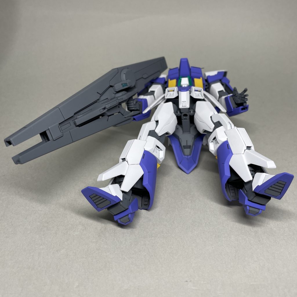 Cファンネルを外した状態、下から足裏の肉抜きを埋めてます。武器の緑色のセンサー部には、キット付属のシールを用いました。