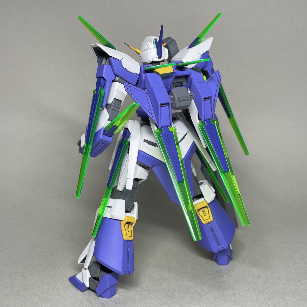 後ろから 装甲のほとんどのミゾをタガネで彫り直し、丁寧に表面処理を行いました。今年、作業途中のものを出してきた段階で、多くのパーツがペーパーがけまでされていましたが、今の自分が丁寧に製作する場合の妥協水準に達していなかったので、ほとんどのパーツを加工し直しました。 頭部アンテナの加工と、足裏の肉抜き穴を埋めた以外、目立つ改修はしていません。