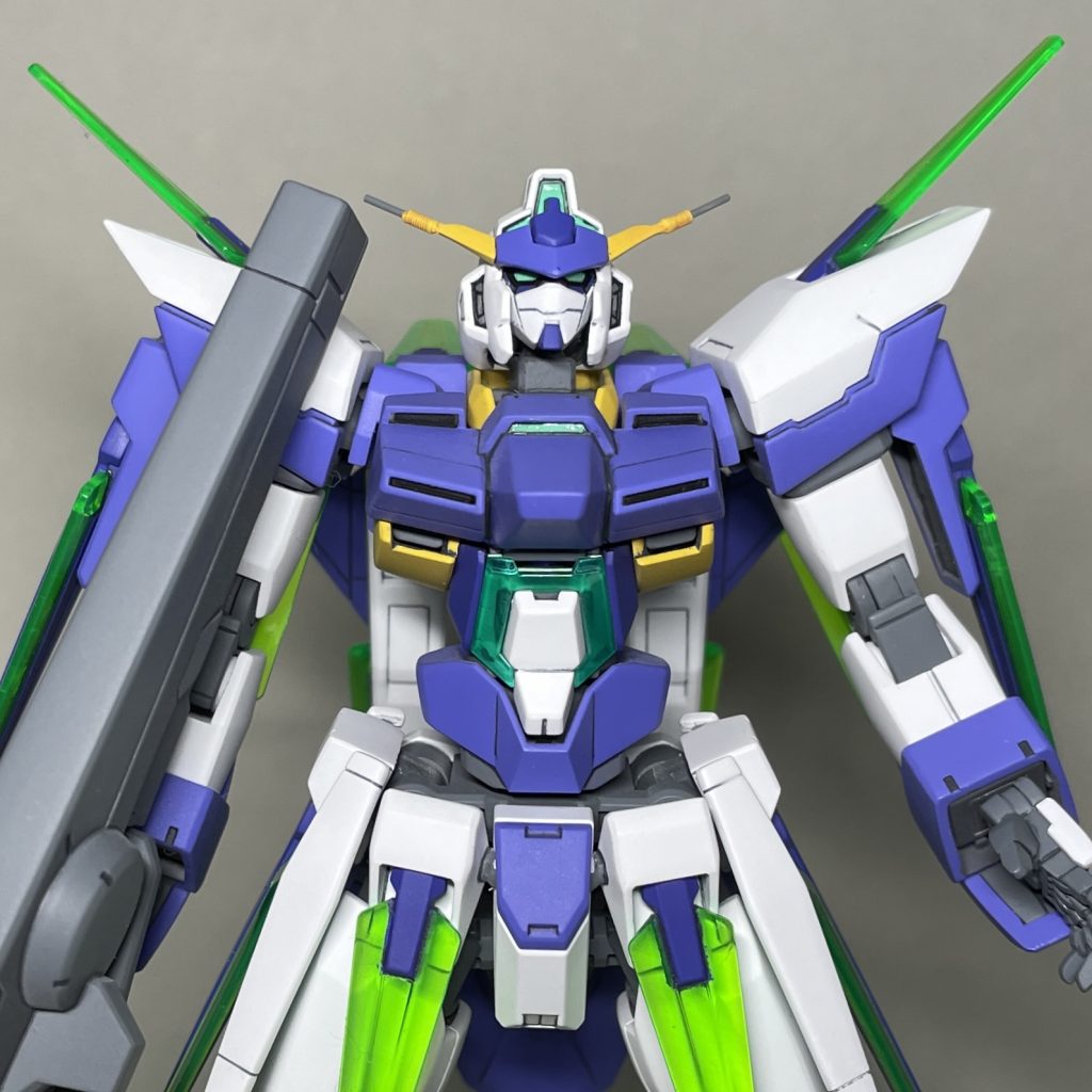 上半身 頭部アンテナは、シャープ化する際に細い部分が折れ、接着しても強度が保てないと感じたので、スプリングと真鍮線に置き換えました。