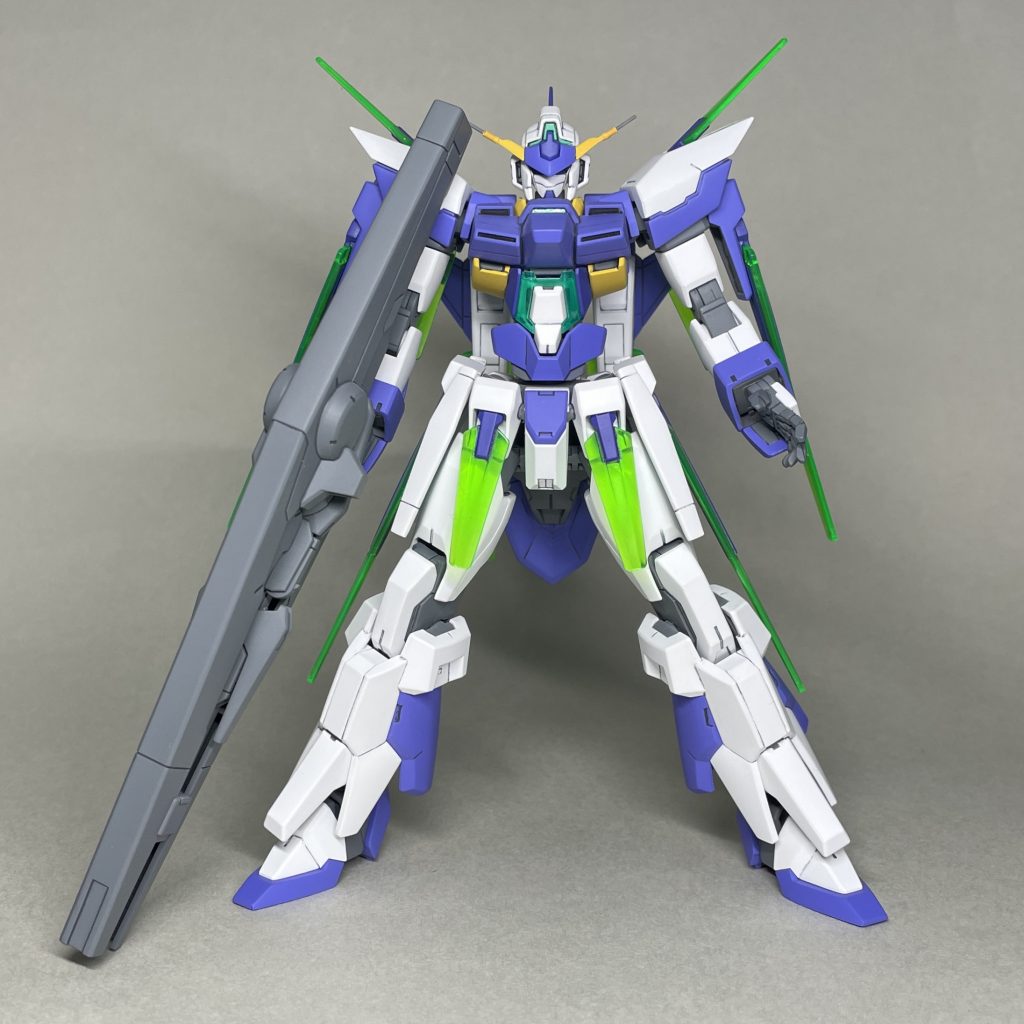 正面 製作中にネットで調べ直すまで、不殺で戦うことが多かった機体だったということを忘れていました。圧倒的な力の差で相手をねじ伏せて無力化するような戦闘の見せ方は、私は嫌いです。キオもそれほど好きなキャラではなかったので、純粋に機体デザインが好みだったようです。 はじめは劇中のイメージで塗装しようと思っていましたが、劇中の活躍に それほど思い入れがないことに気付き、いちばん目にすることの多かった説明書の設定画を参考に、青2色を調色して塗装することにしました。