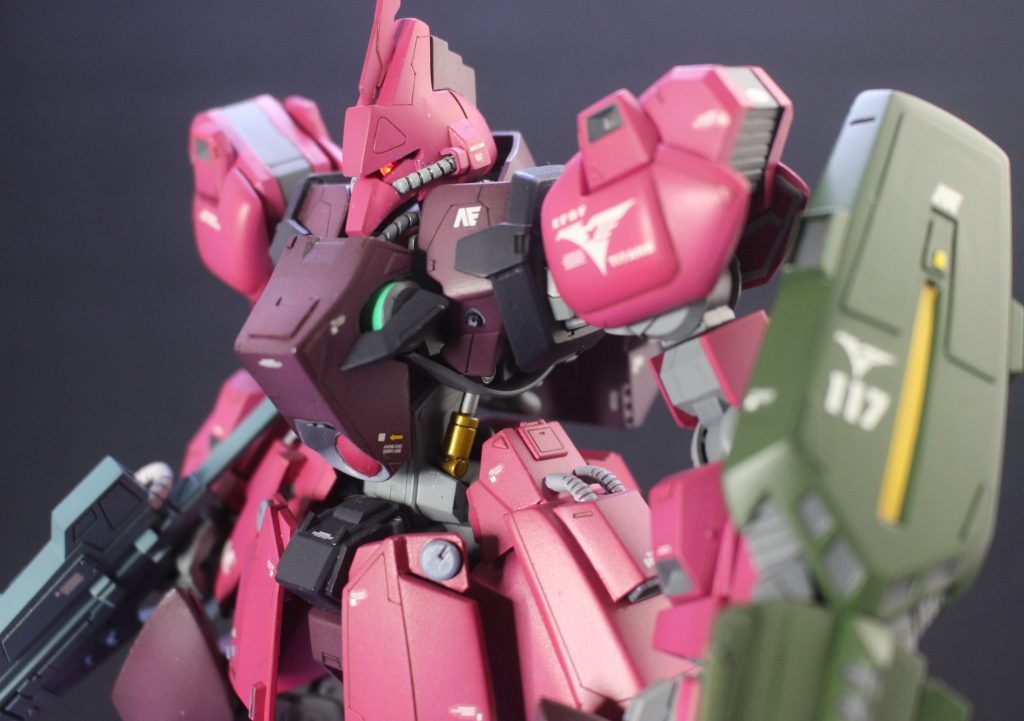 上半身UPこの作品は2017年の静岡ホビーショーでのサークル展示用に製作したものになります。ティターンズの機体を並べるというコンセプトだったのですが、サークル内のおそるべし先輩モデラー達に何とかついていこうと思って必死で作ったのを覚えております。あと旧キットと当時最新のシリーズのキットのミキシングという当時としてはなかなか斬新な発想の作品だったと思いますし、まだ当時はみんながガルバルディbのキットのリメイク化を待望していた時期でもあったのでそこそこ注目していただきました。現役オラザクチャンプ様と製作コンセプトが丸かぶりするという強烈プレッシャーの中で何とか完成させた事も今では良い思い出です(^-^;