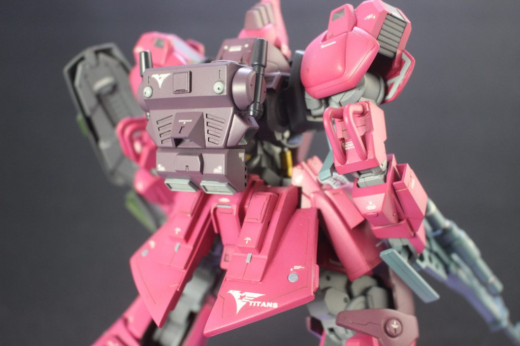 背面はこんな感じになってます。旧キットのバックパックを下部にジャンクをくっつけて大型化。左右にビルダーズパーツのサーベルをとりつけてます。