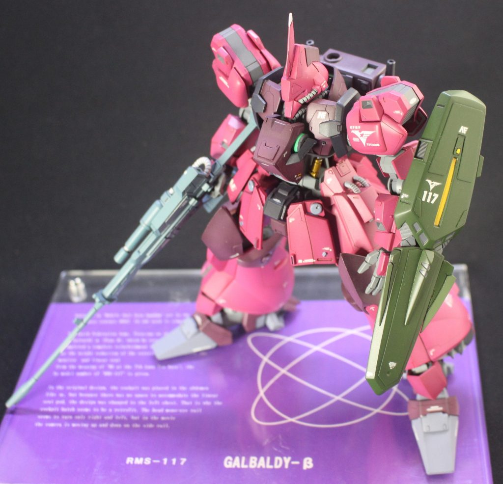 斜め上から今見れば雑な点も多いのですが、確か2カ月くらいかかったかな??旧キットを切った貼ったして、グレイズのフレームに被せていきつつバランス調整していったと思います。