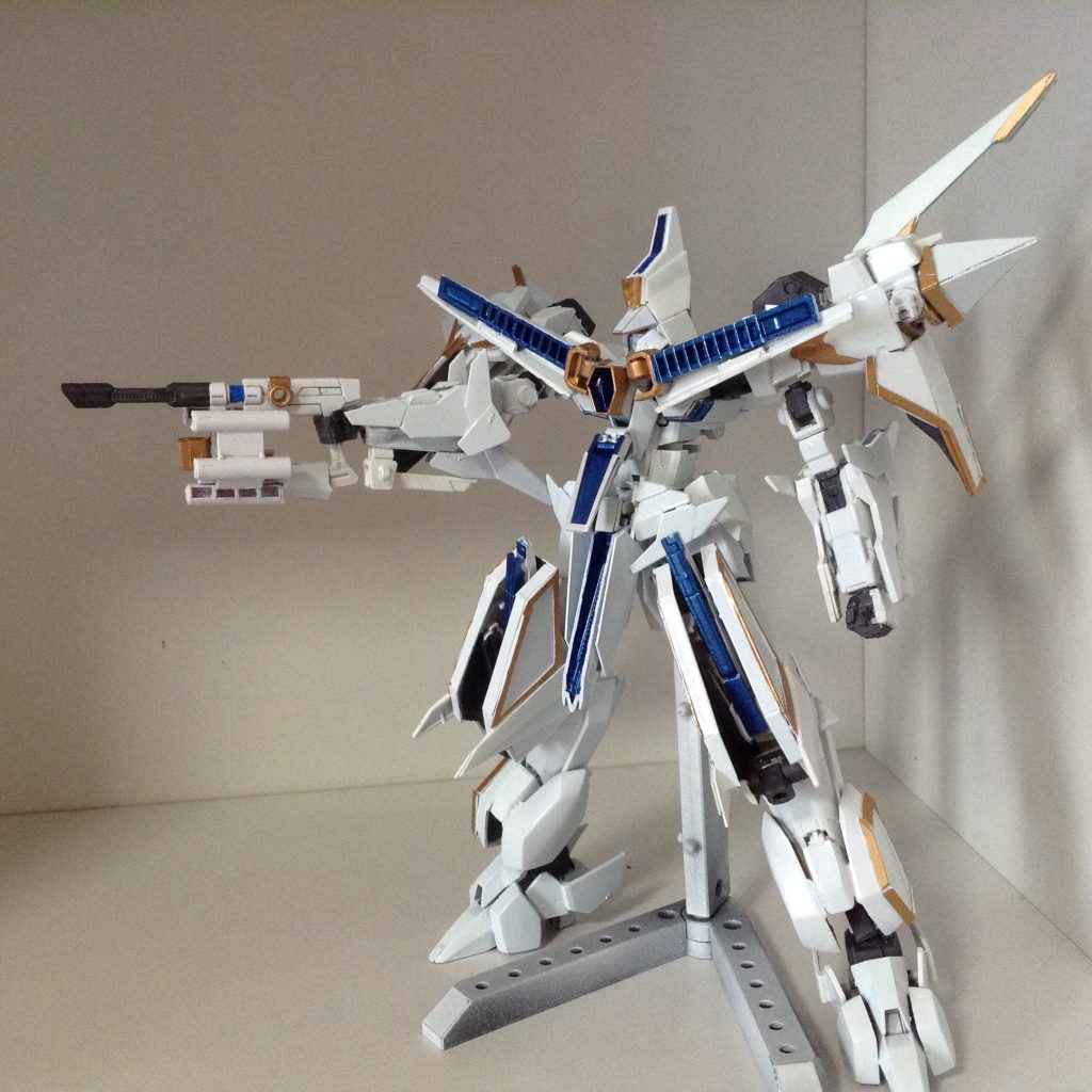 武器のビームライフル。　アームアームズのパーツとダブルオースカイHWSのミサイルを組み合わせています。