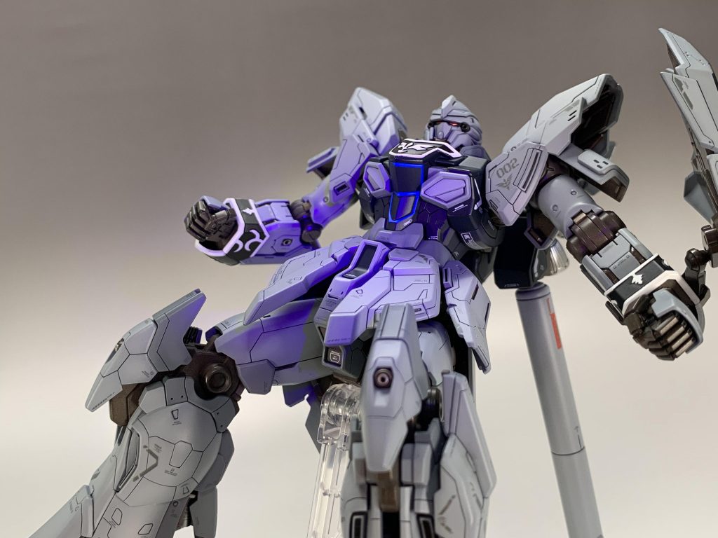 コクピット周辺だけ蛍光クリアで縁取りです。紫外線当ててみました。黄色だと良かったのですけど...