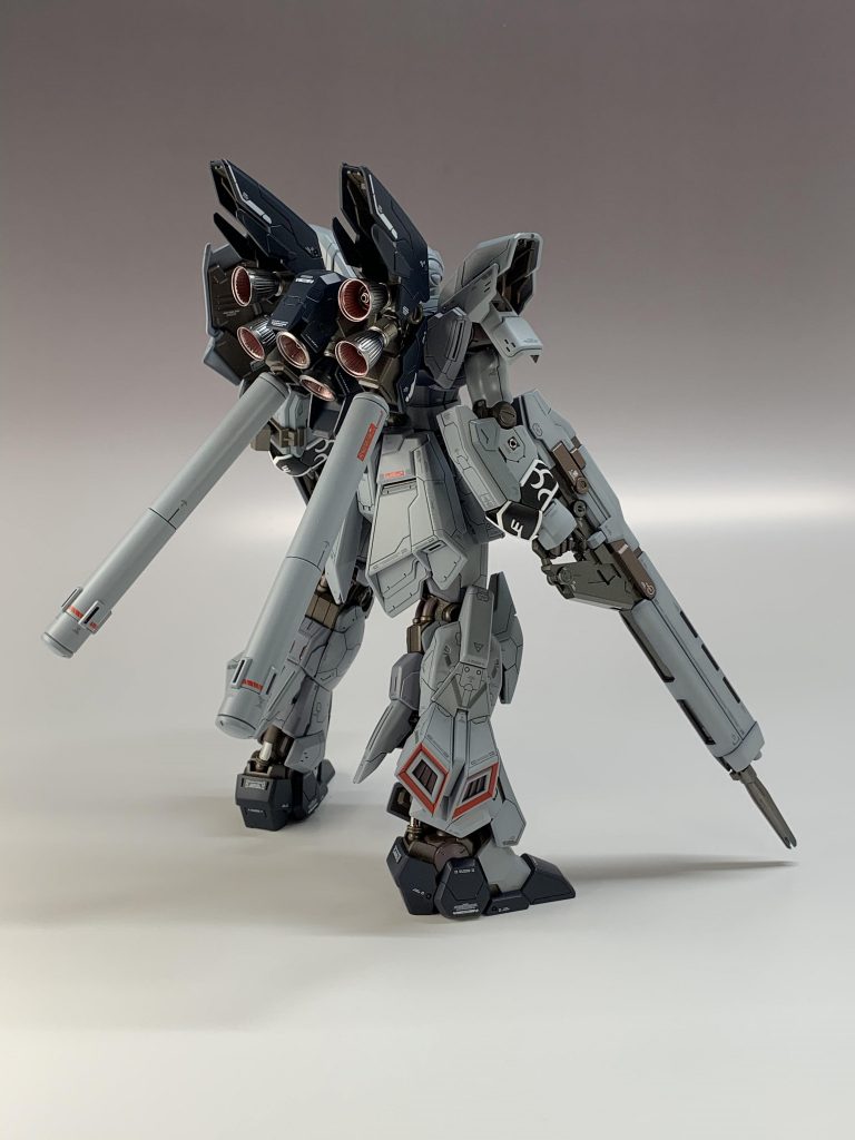 後ろ姿です。スラスターはパーツの出来が良くて良い感じです。