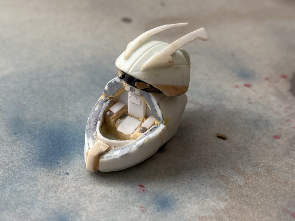 頭部はコックピット開閉できるように改造しています。