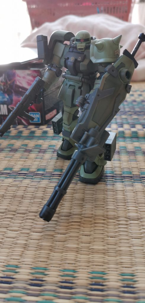 最初はザクにガトリングシールド持たせたらいいなと思ってたグフカスタムの左腕をそのままくっつけた感じです。