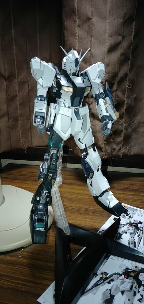 下半身の外装取り付け工事をしているの図