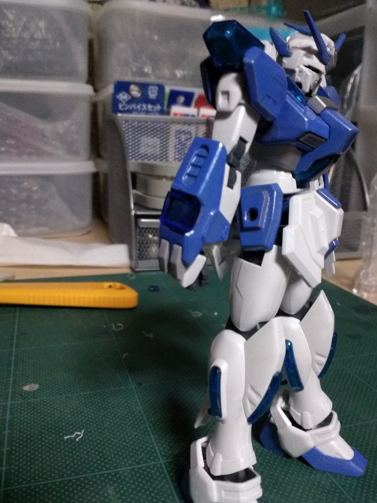 しかしそのままでも寂しいので1.7mmのクリアプラ板を調整して貼りクリアブルーで塗装しました