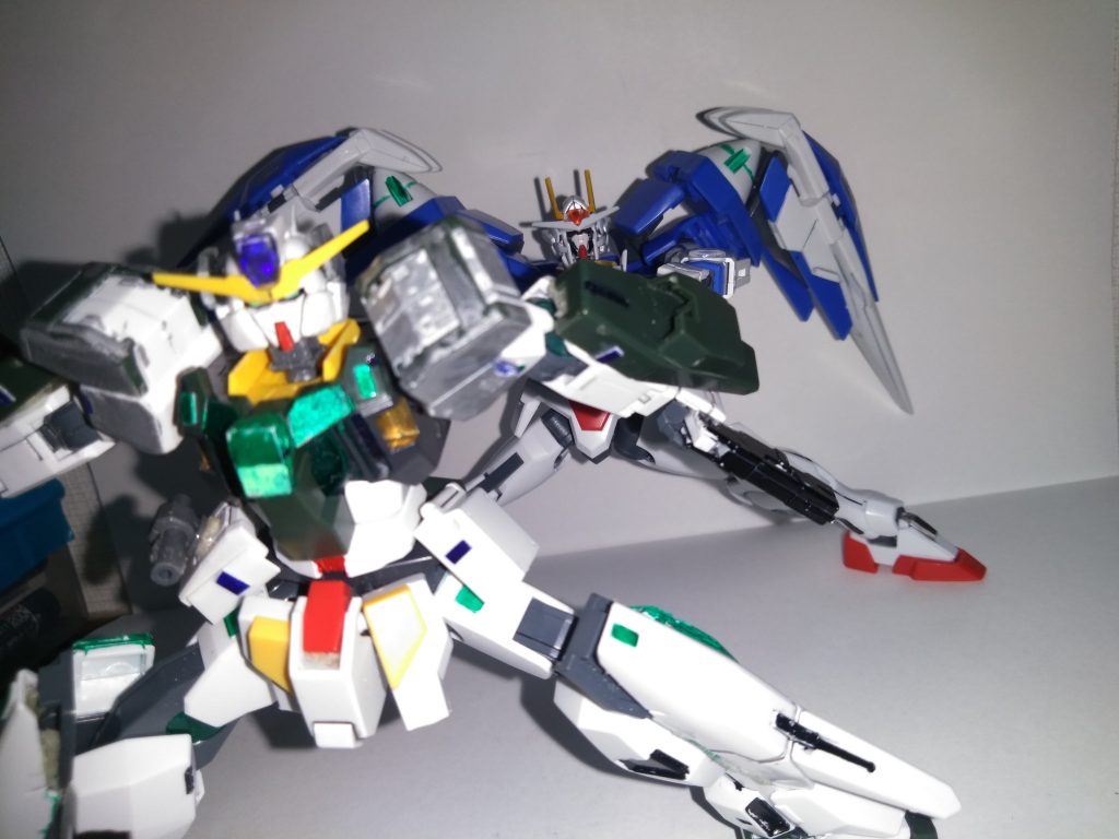 ガンダムロックオンフィールド!(オイ!)というのは冗談でガンダムサバーニャ(特報仕様)形状変更は似せながらオリジナル解釈で作りました!ちなみに後ろのダブルオーガンダムは劇場版ソレスタルビーイングに登場したあのゲテモノくんを再現しました(ダブルオーのほうが説明長いってどうゆうこと?)サバーニャhttps://gumpla.jp/hg/6320843期目