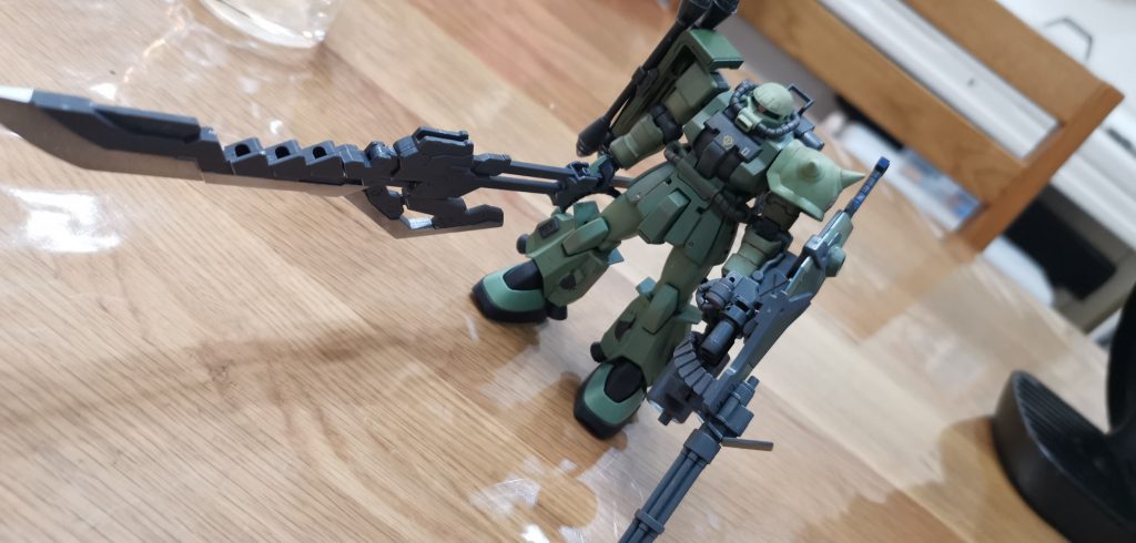 そっからオリジンの黒い三連星の誰かみたいに大っきいやつ持たせたらかっこよさそうってなって足と背中をマツナガザクの物にして格闘武装としてコトブキヤのなんかでかい剣を。