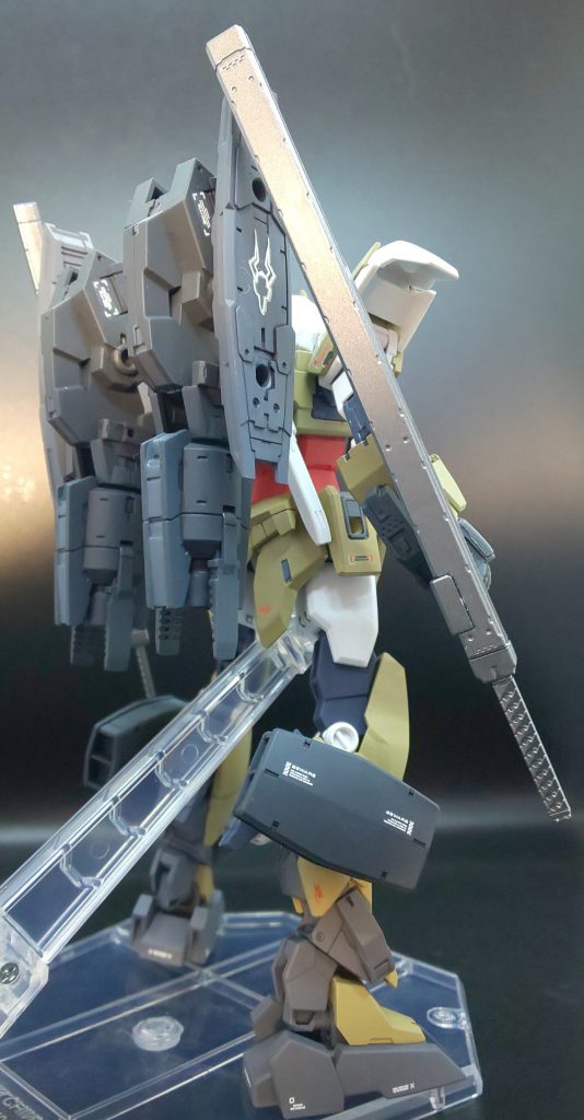 機動力をあげるために、背部と脚部にはスラスターが装備されてます。